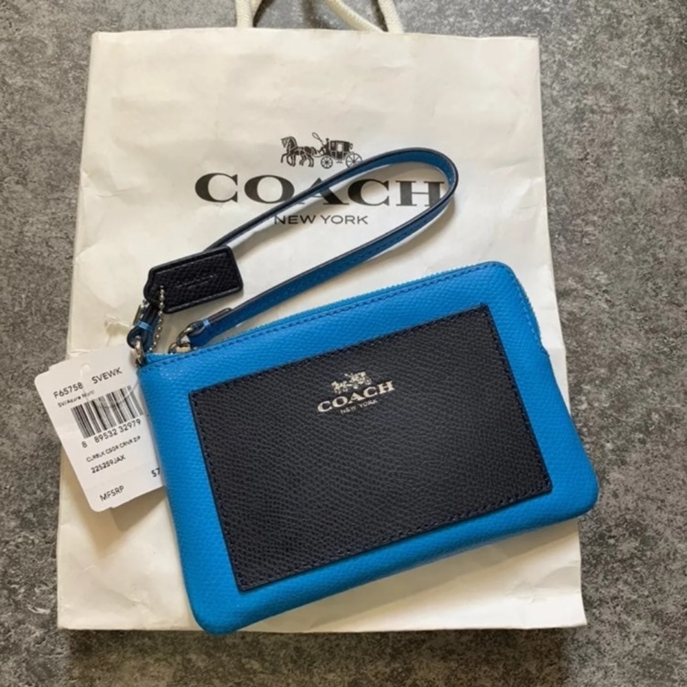 Authentic COACH Zippered wristlet $75 NEW!